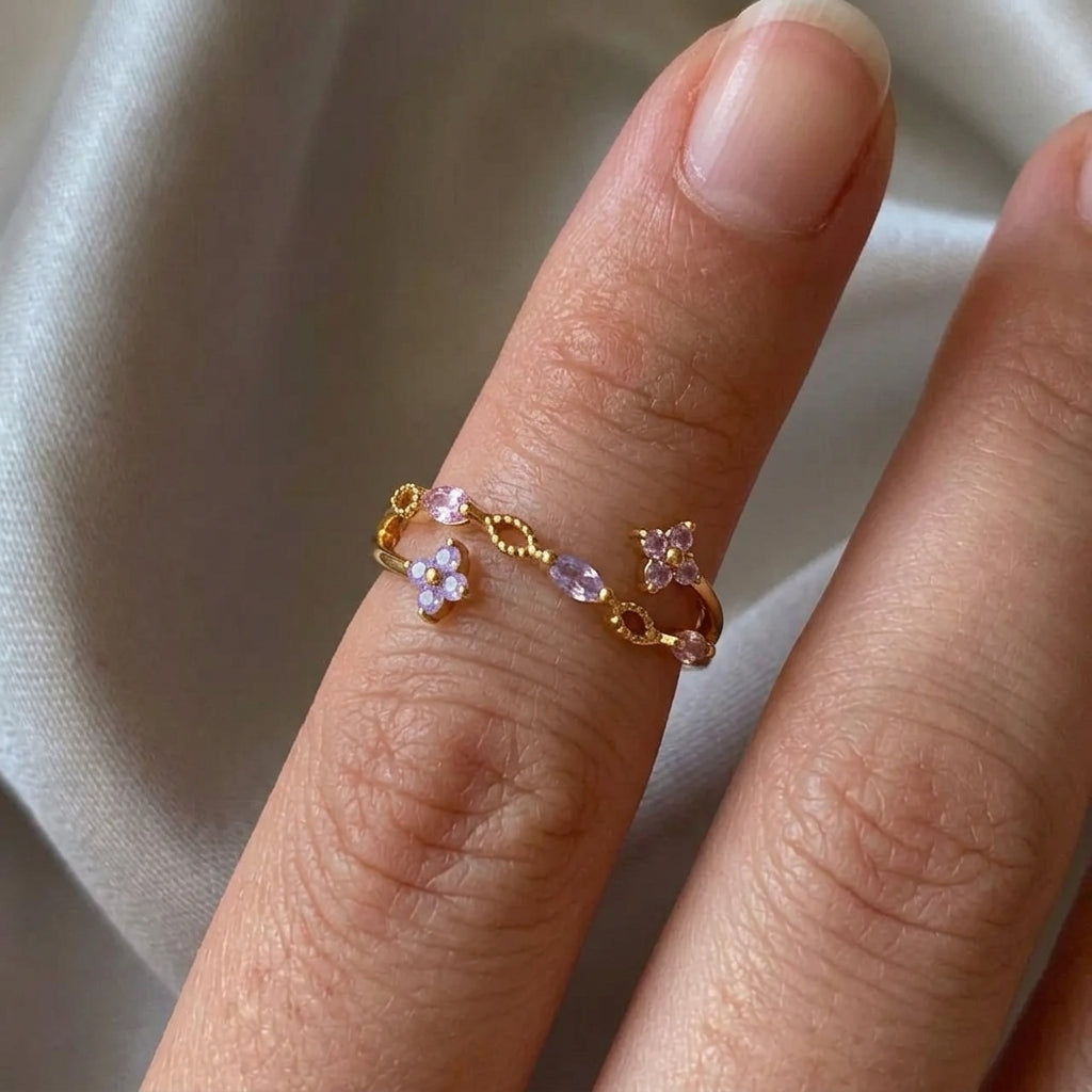 Bague double rang dorée portée au pouce, liane ajourée avec fleurs violettes et zircons rose pastel, style délicat – Jewelry by Kitana