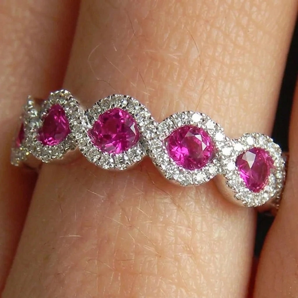 Gros plan bague multi-pierres fuchsia halo zircons blancs portée au doigt — Jewelry by Kitana