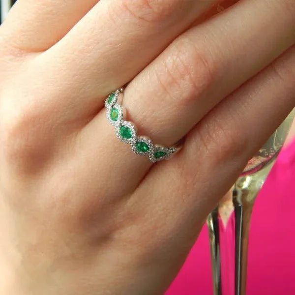 Bague multi-pierres émeraude halo pavé argent portée au doigt — Jewelry by Kitana
