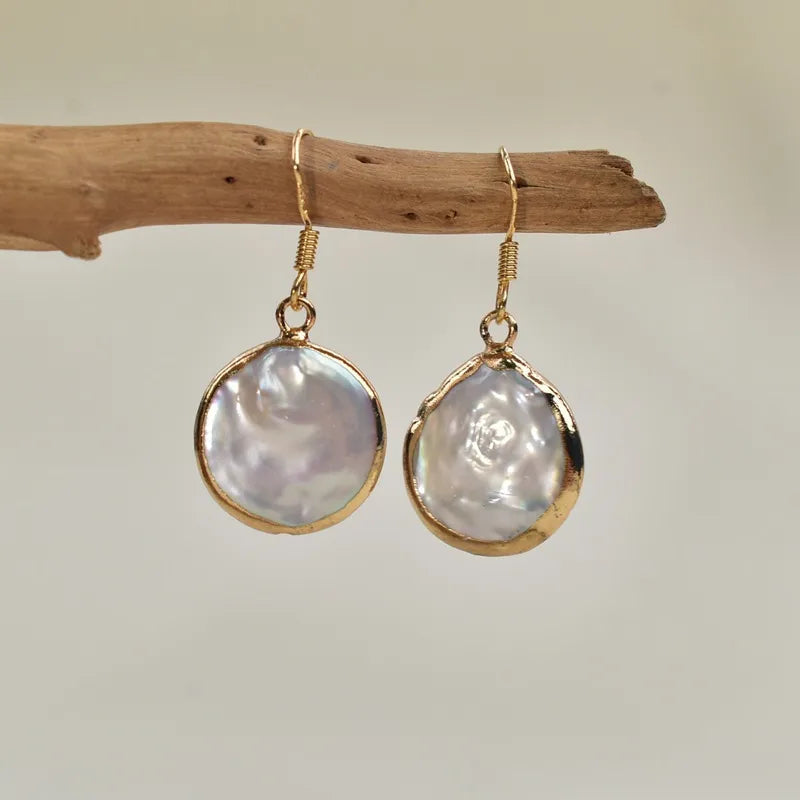 Boucles d’oreilles pendantes avec perles rondes nacrées et crochets dorés