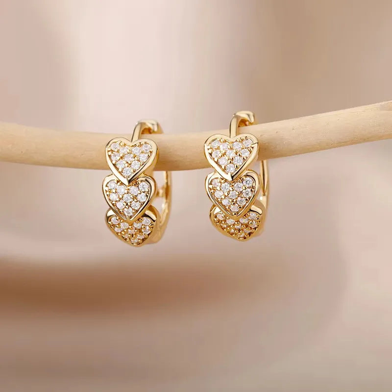 Boucles d'oreilles créoles triple cœurs pavées zircons dorées — Jewelry by Kitana
