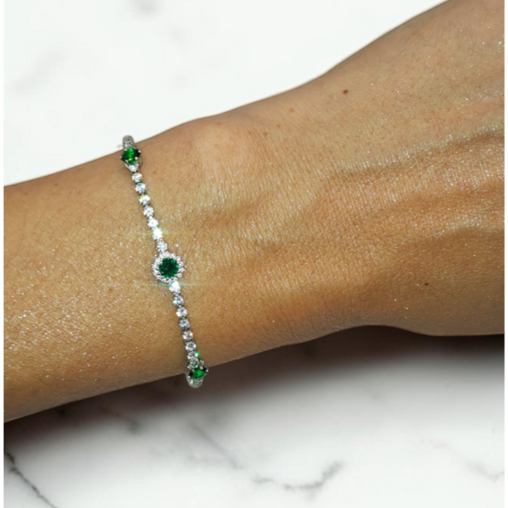 Bracelet rivière zircons blancs & vert émeraude porté au poignet fond marbre – Jewelry by Kitana
