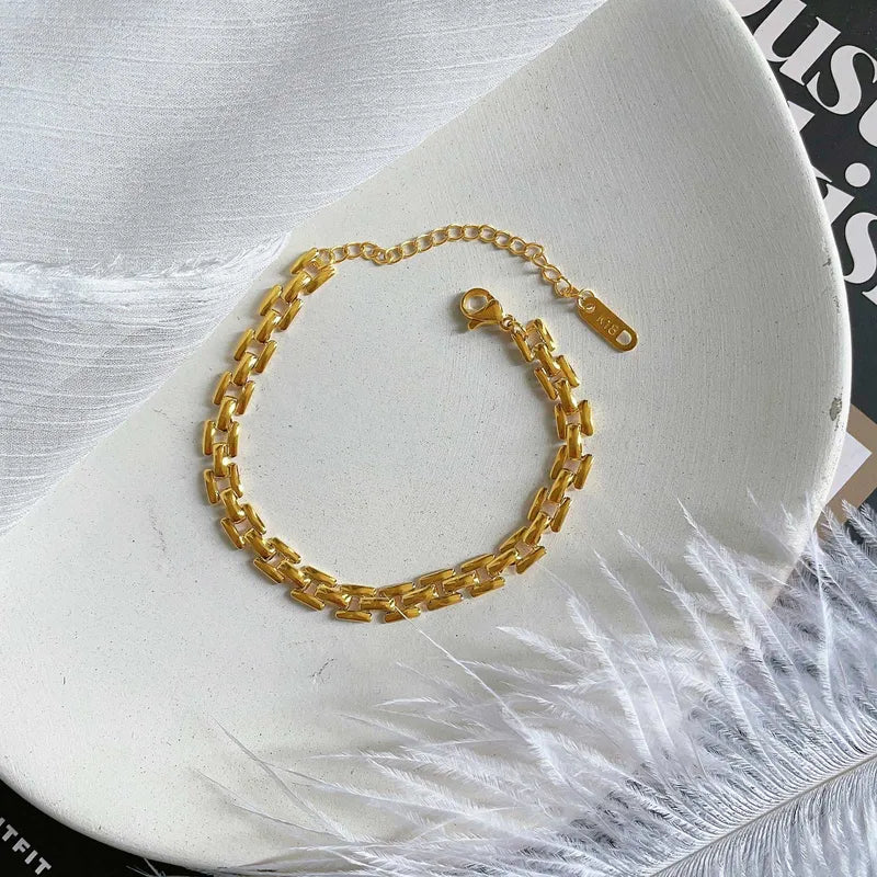 Bracelet femme doré en acier inoxydable plaqué or 18K, maille rectangulaire, présenté sur un écrin blanc