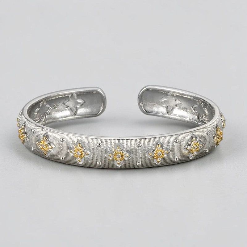 Bracelet jonc Jewelry by Kitana en argent 925 texturé avec motifs floraux dorés contrastants et finition brossée