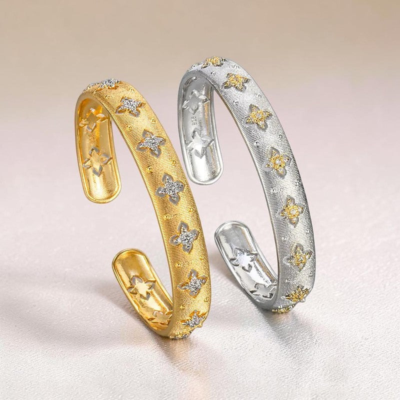 Bracelets joncs Jewelry by Kitana en argent 925 texturé avec motifs floraux ajourés, finitions dorée et argentée.