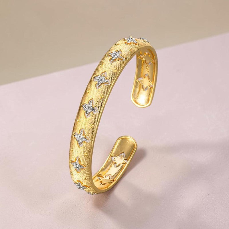 Bracelet jonc Jewelry by Kitana en argent 925 doré avec texture brossée et motifs floraux argentés ajourés