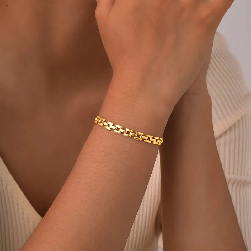 Bracelet femme doré en acier inoxydable plaqué or 18K porté au poignet, style chic et délicat