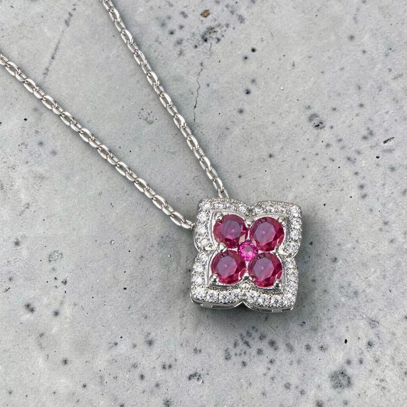 Collier Jewelry by Kitana en argent sterling 925 avec pendentif trèfle floral, zircons framboise et pavé transparent