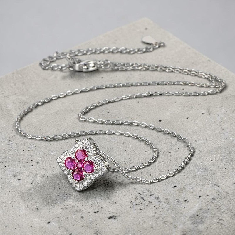 Collier Jewelry by Kitana en argent 925 avec pendentif trèfle floral, zircons rouge framboise et pavé blanc