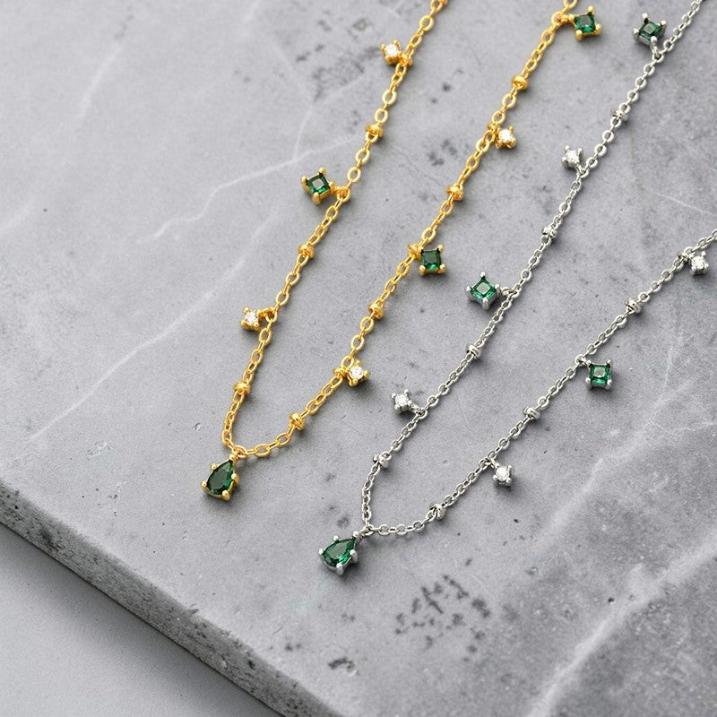 Colliers Jewelry by Kitana en argent et plaqué or avec zircons vert émeraude, style bohème-chic et pendentif goutte.