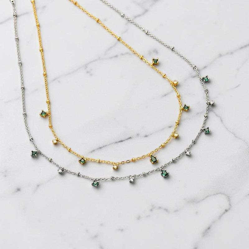 Colliers Jewelry by Kitana en argent et doré avec zircons vert émeraude et blancs, style bohème-chic