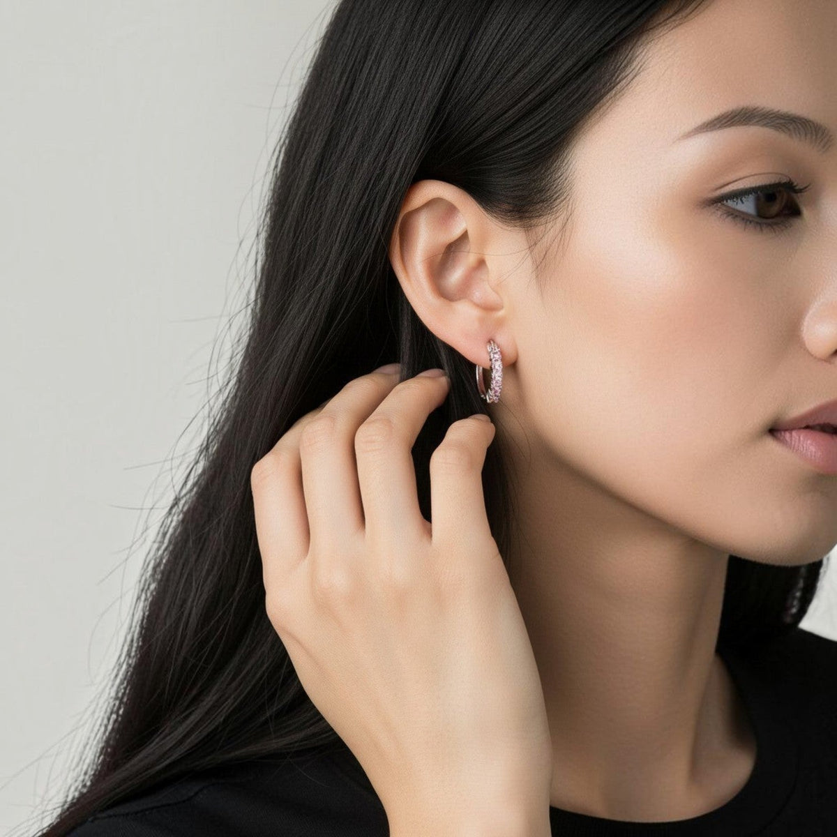 Créoles Jewelry by Kitana en argent sterling 925 pavées de zircons rose poudré portées à l'oreille