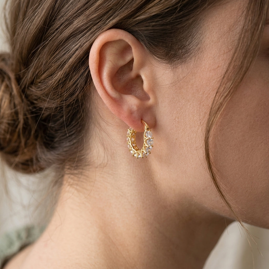 Créoles huggies dorées zircons sertis griffe portées à l'oreille — Jewelry by Kitana
