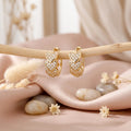 Boucles d'oreilles créoles triple cœurs pavées zircons dorées fond fleuris — Jewelry by Kitana
