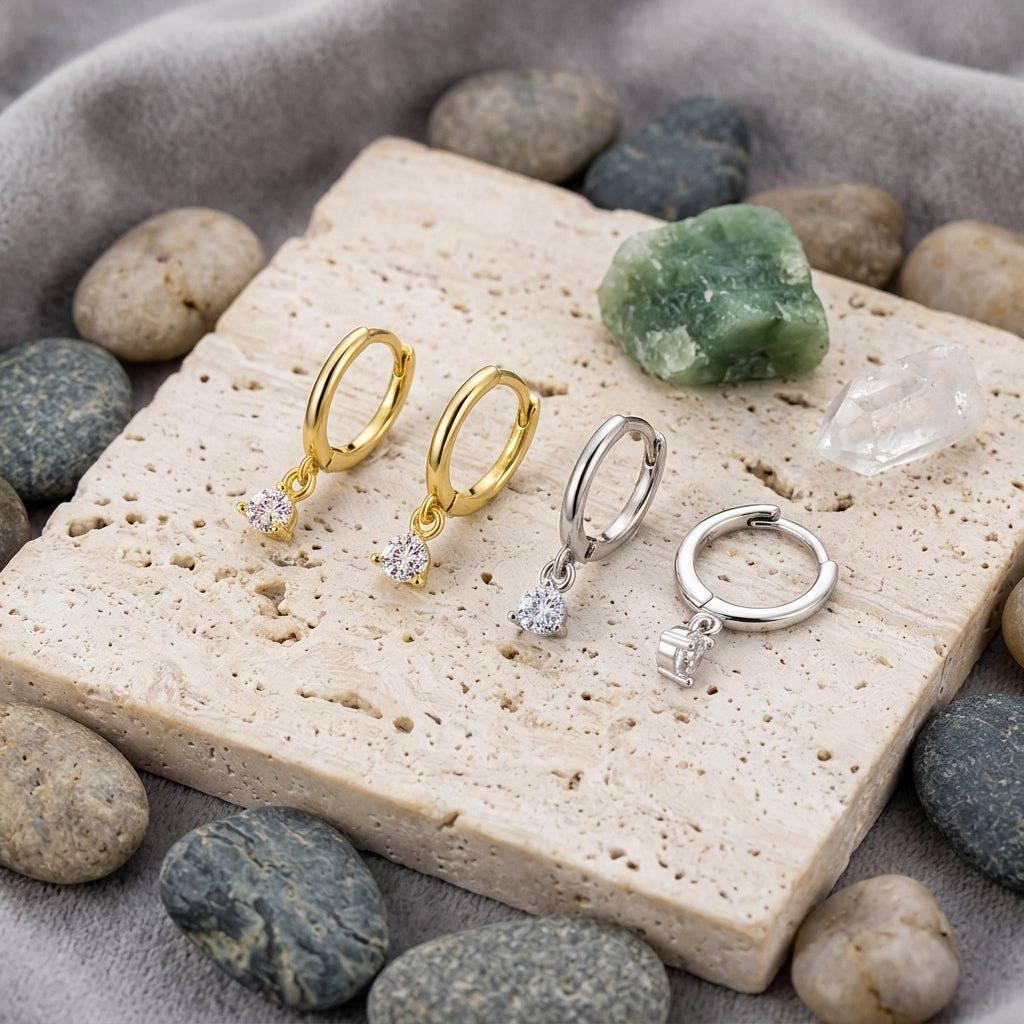 Créoles pendantes dorées et argent 925, anneaux et zircon solitaire blanc.