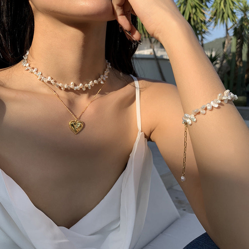 Collier et bracelet en perles d’eau douce blanches, portés, détails en plaqué or