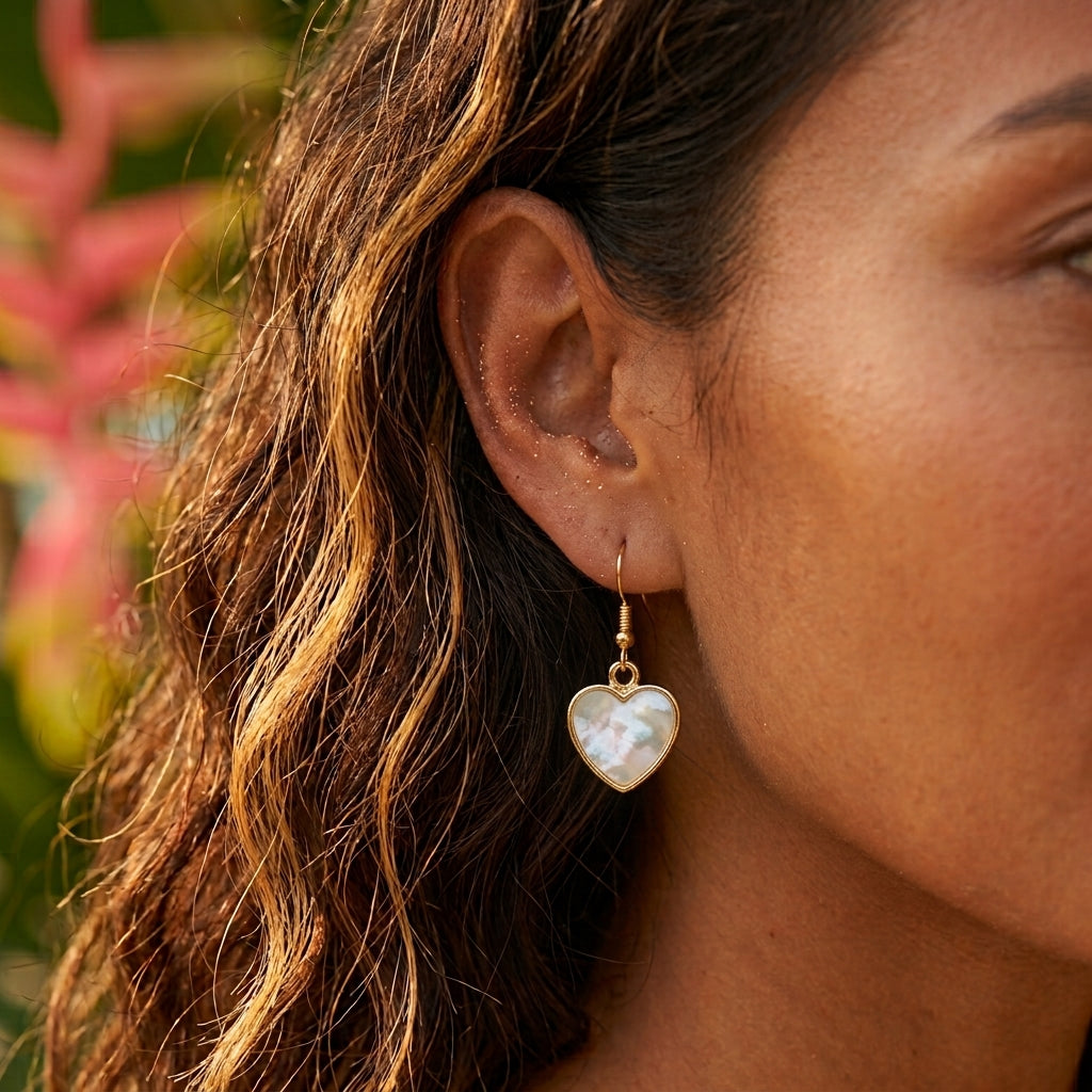 Boucles d’oreilles pendantes cœur en nacre, portées sur l’oreille