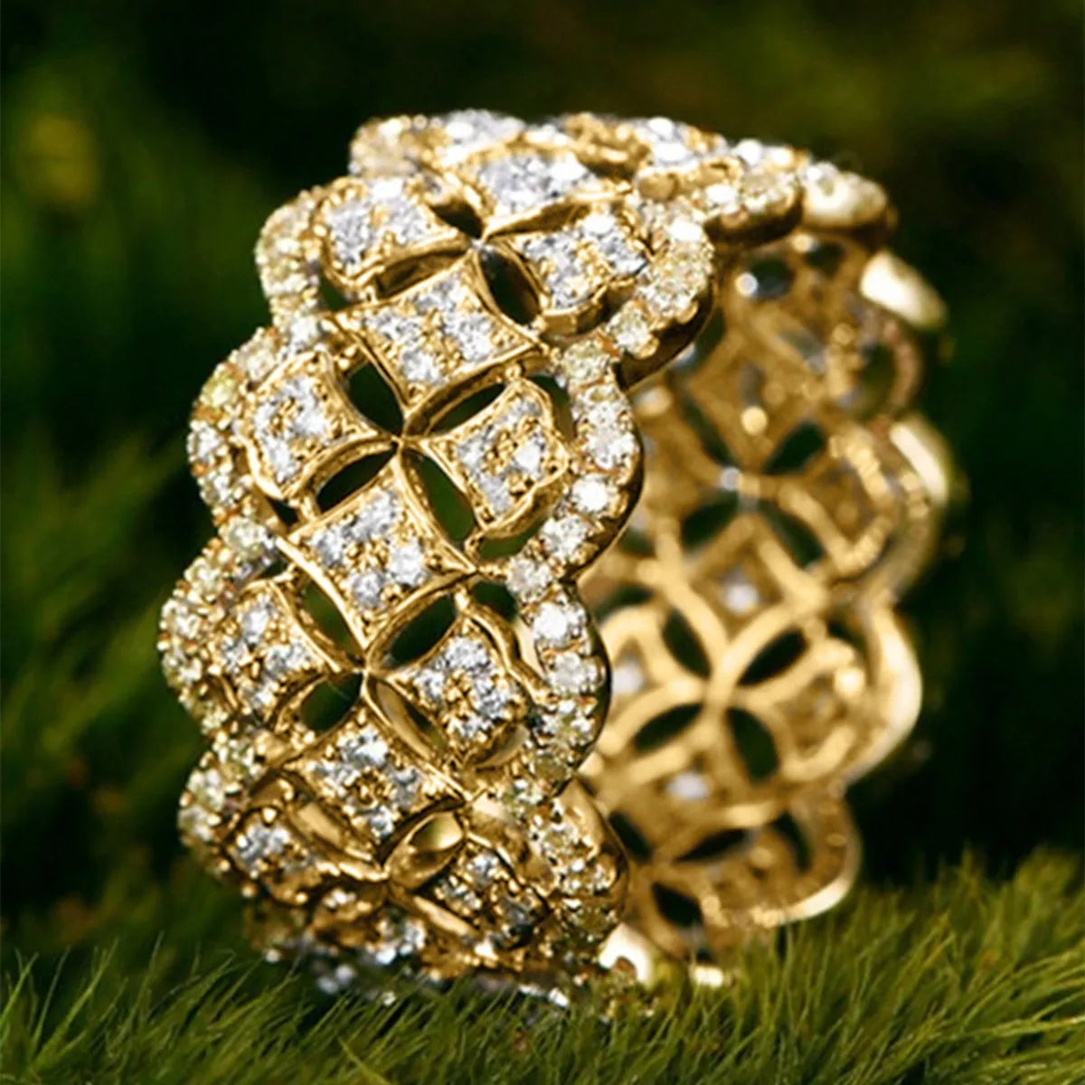 Bague dorée pavée de cristaux, motif entrelacé style dentelle, brillance intense.