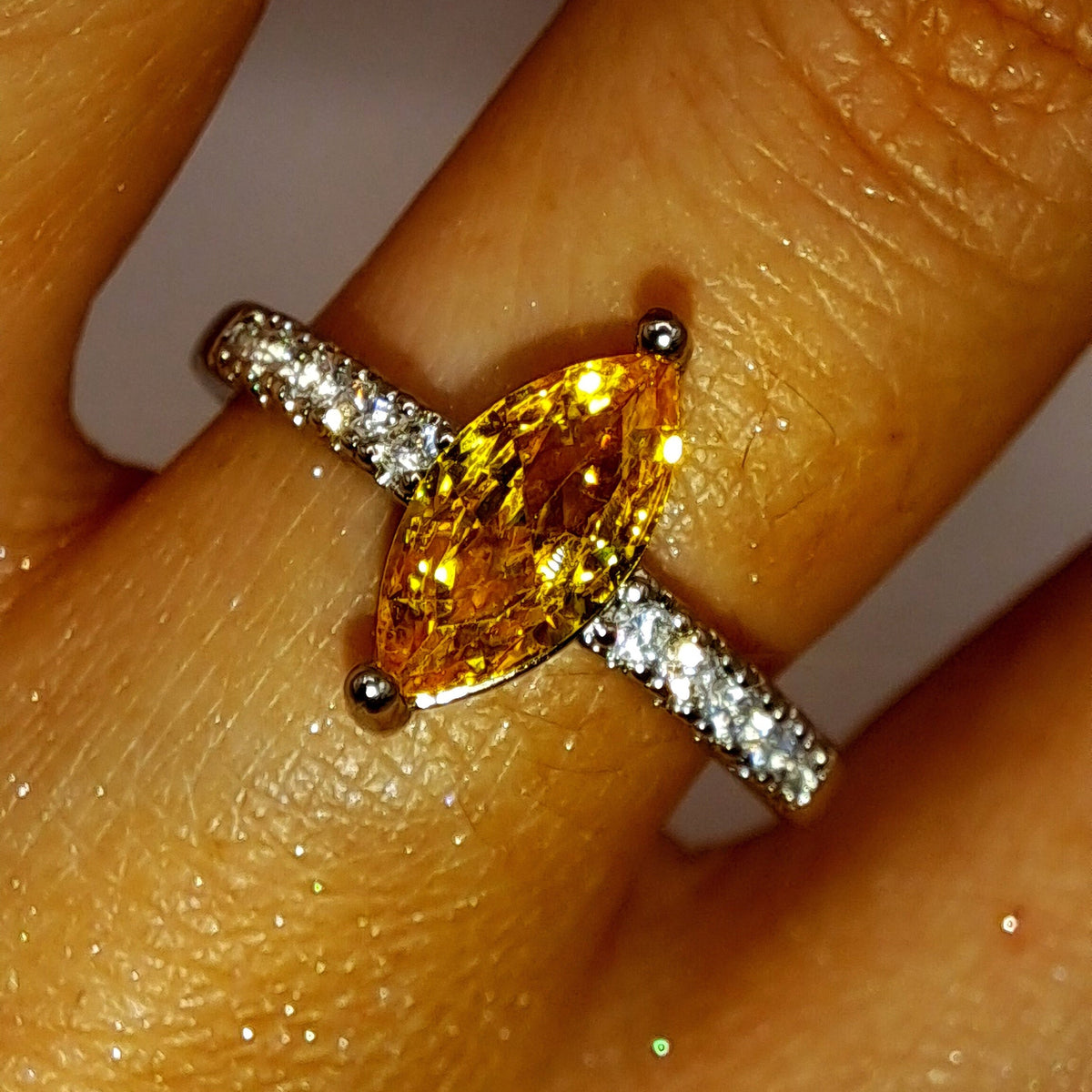 Bague en argent 925 portée avec zircon jaune taille marquise et anneau scintillant
jewelry by kitana