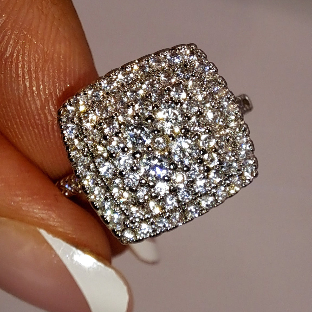 Gros plan réel de la bague carrée pavée de zircons blancs sur plusieurs rangs
jewelry by kitana
