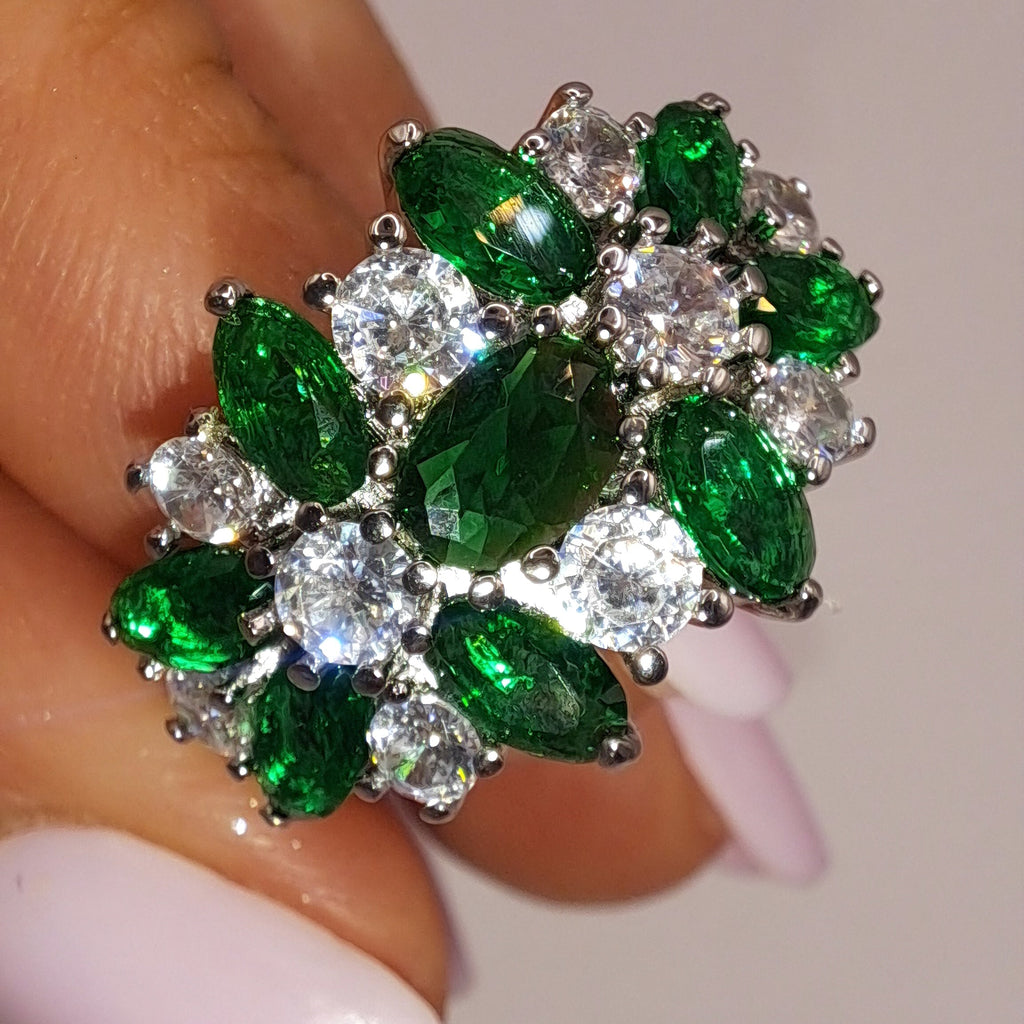 jewelry by kitana Gros plan réel de la bague argentée ornée de zircons verts et blancs en bouquet
