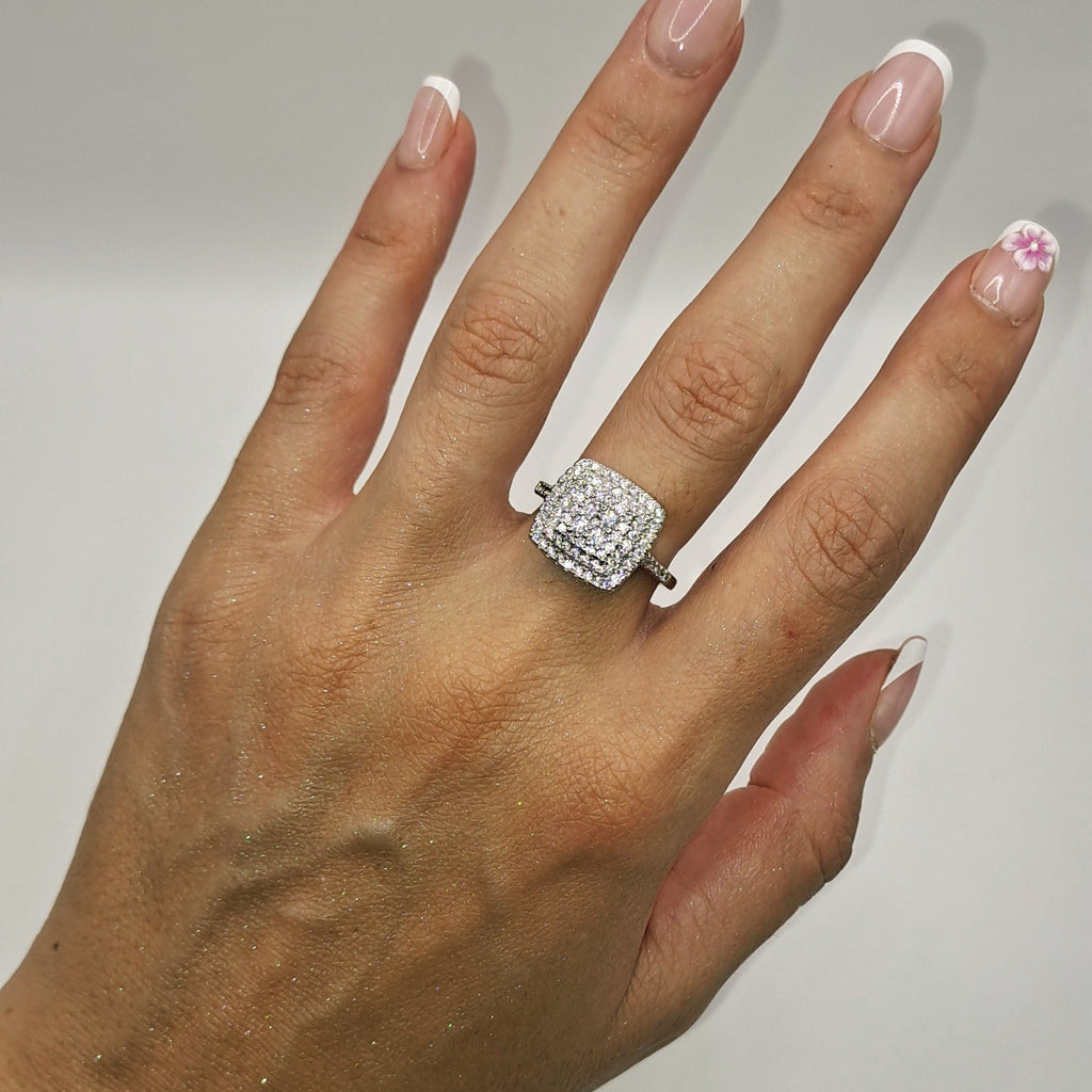 Bague carrée imposante portée sur la main pour montrer sa taille réelle
jewelry by kitana