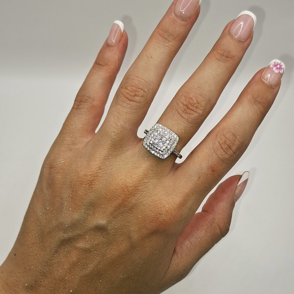 Bague carrée imposante portée sur la main pour montrer sa taille réelle
jewelry by kitana