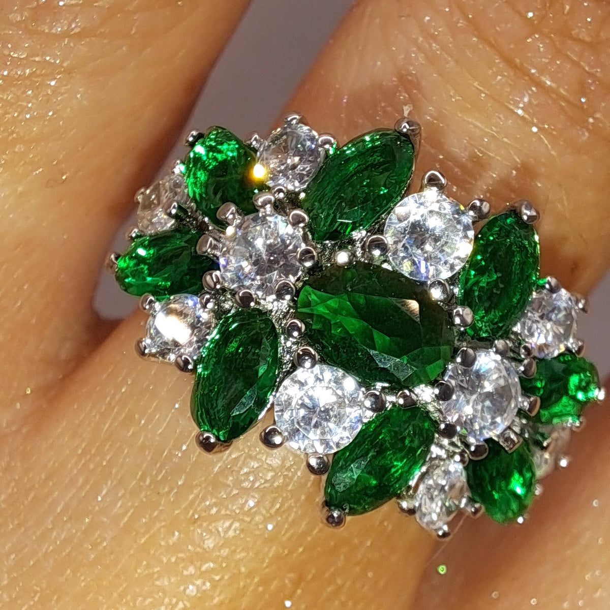 Bague bouquet portée avec zircons vert émeraude et cristaux blancs scintillants
jewelry by kitana