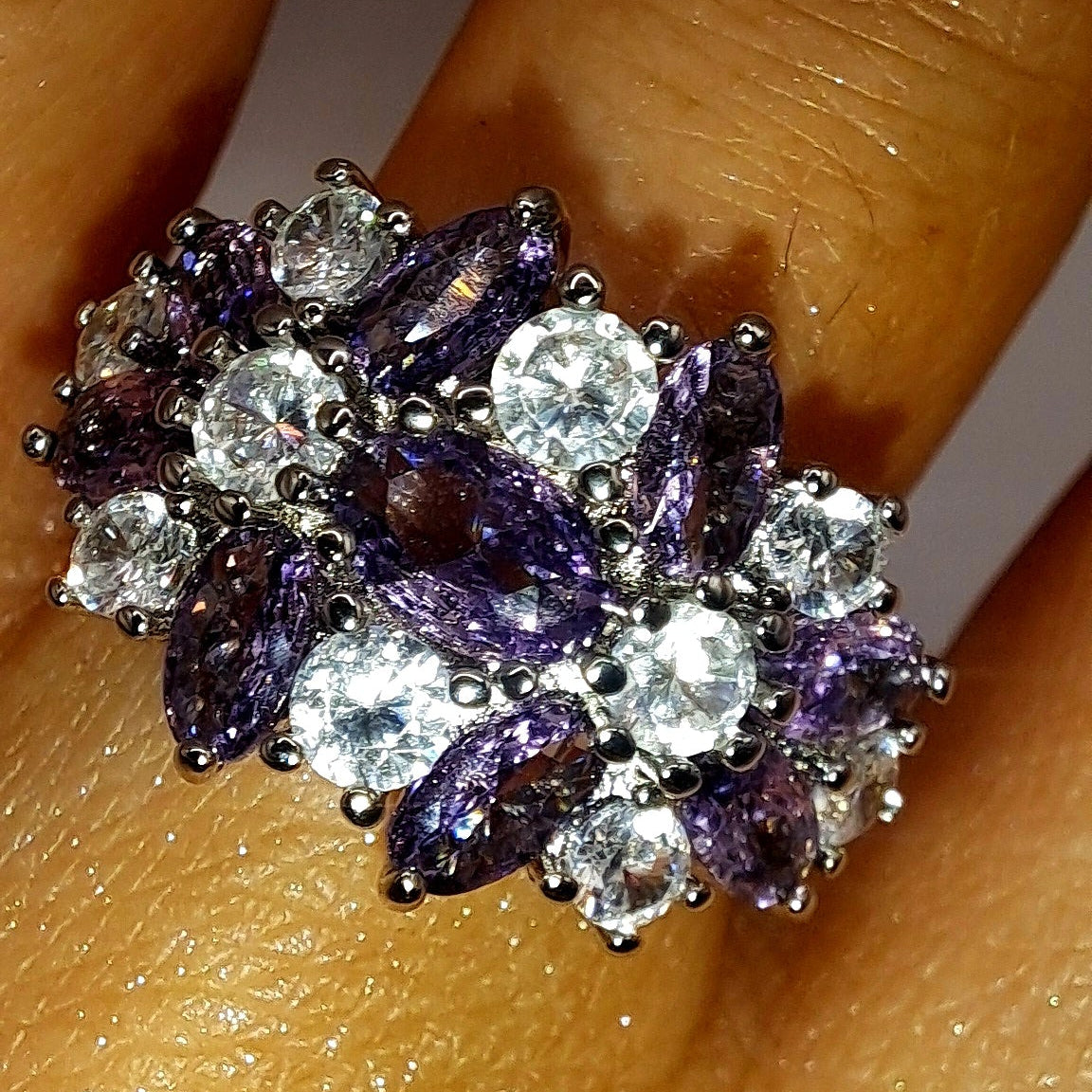 Bague bouquet portée avec zircons violets et cristaux blancs scintillants
jewelry by kitana