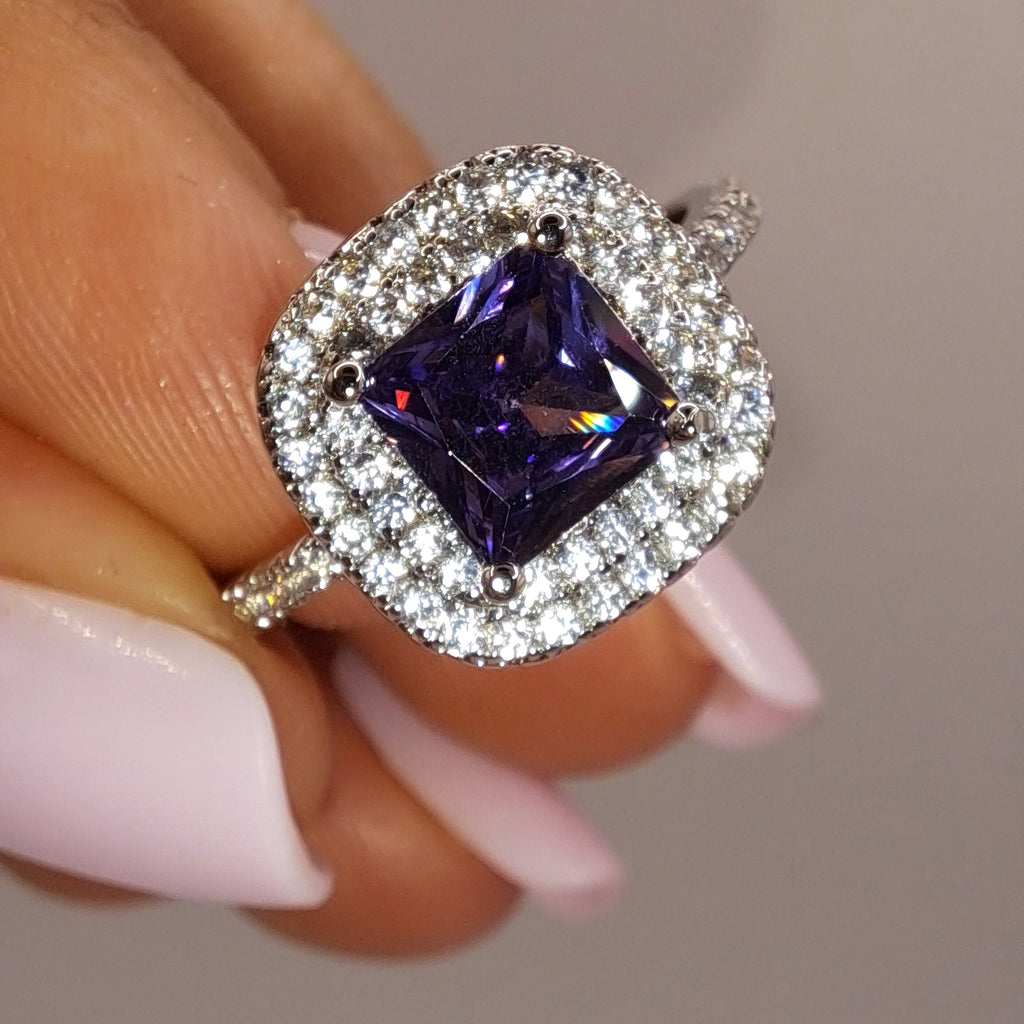Gros plan réel de la bague ajustable avec zircon violet carré et double halo scintillant
jewelry by kitana