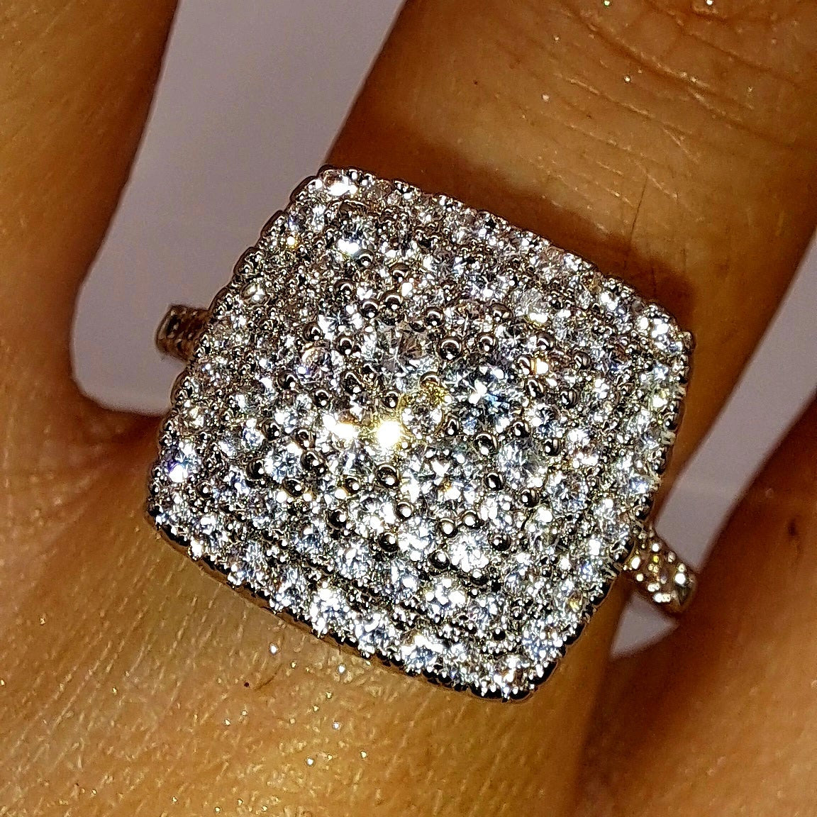 Bague carrée portée avec pavage de zircons blancs et double halo scintillant
jewelry by kitana