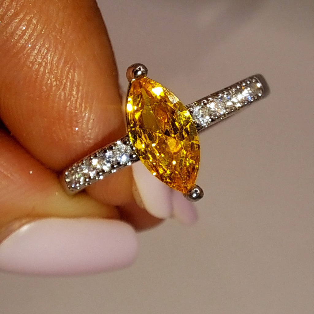 Gros plan réel de la bague avec zircon jaune marquise et pavage de zircons blancs
jewelry by kitana