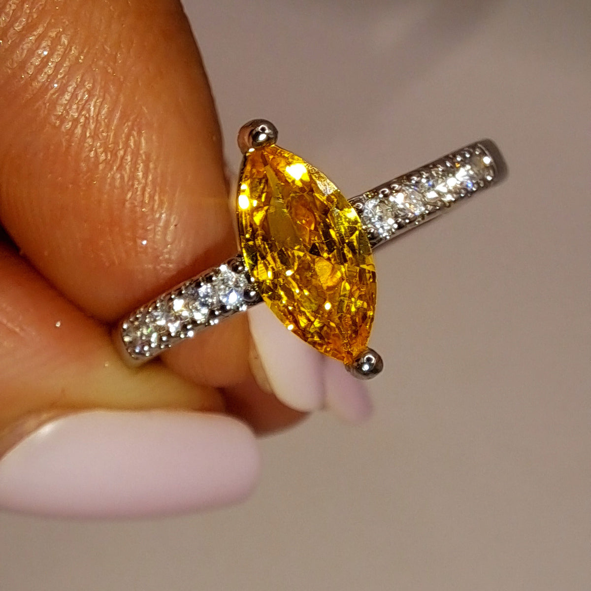 Gros plan réel de la bague avec zircon jaune marquise et pavage de zircons blancs
jewelry by kitana